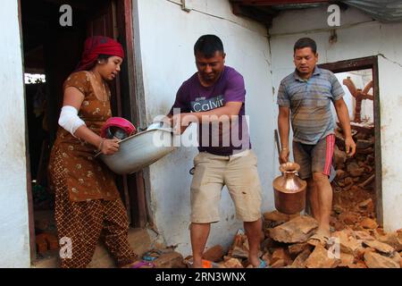 (150428) -- GORKHA, 28. April 2015 -- das Foto, das am 28. April 2015 aufgenommen wurde, zeigt, dass Einheimische Habseligkeiten aus einem eingestürzten Haus in Gorkha, Nepal, in dem sich das Epizentrum des massiven Erdbebens am Samstag befindet, mit sich führen. Die Zahl der Todesopfer durch das Erdbeben am Samstag sowie die Nachbeben am Sonntag in Nepal ist auf 4.264 gestiegen, darunter 20 Bergsteiger, und mehr als 7.000 andere wurden verletzt, sagte das National Emergency Operation Center von Nepals Heimatministerium Dienstag Morgen. ) (azp) NEPAL-GORKHA-ERDBEBEN-SCHADEN DengxMin PUBLICATIONxNOTxINxCHN April 28 2015 das Foto aufgenommen AM April 28 2015 Show Stockfoto