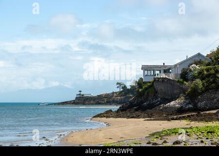 Häuser am Meer mit Blick auf die Bucht von Abersoch Stockfoto