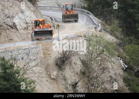 (150428) -- XIGAZE, 28. April 2015 -- bewaffnete Verkehrspolizei räumt die durch Erdrutsche beeinträchtigten Straßen zwischen Gyirong County und Gyirong Hafen in der Stadt Xigaze, südwestchinesische autonome Region Tibet, ab, 28. April 2015. Ein Erdbeben der Stärke 7,9 erschütterte Nepal am Samstag um 14:11 Uhr (Pekinger Zeit) und tötete mindestens 4.555 Menschen. Das Beben traf auch das Gyirong County in Xigaze City, angrenzend an Nepal. )(wjq) CHINA-TIBET-XIGAZE-NEPAL EARTHQUAKE (CN) PixFeng PUBLICATIONxNOTxINxCHN Xigaze April 28 2015 bewaffnete Verkehrspolizei bereinigt durch Erdrutsche unterbrochene Straßen zwischen Gyirong County und Gyirong Hafen in Xig Stockfoto