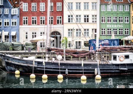 KOPENHAGEN, Dänemark – Nyhavn, der historische Hafen von Kopenhagen, ist voller Aktivitäten. Nyhavn war einst ein Handelshafen, in dem Schiffe aus der ganzen Welt anlegen sollten. Heute ist es ein kultureller Hotspot voller Restaurants, Bars und traditioneller Häuser, der seinen Wandel von einem geschäftigen maritimen Drehkreuz zu einer großen Touristenattraktion markiert. Stockfoto