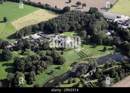 Luftaufnahme eines Privathauses mit See (Firby Beck) in Firby, südlich von Bedale, North Yorkshire Stockfoto