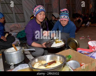 (150428) -- GYIRONG, 28. April 2015 -- nepalesische Frauen essen in einem Zelt in der vom Beben betroffenen Stadt Gyirong, südwestchinesische Autonome Region Tibet, 28. April 2015. Mehr als 250 Nepalesen, die in der Nähe der Stadt Gyirong arbeiteten, wurden nach dem Erdbeben am Samstag in provisorische Unterkünfte verlegt. (wyo) CHINA-TIBET-GYIRONG-NEPALESE-RELIEF (CN) LiuxDongjun PUBLICATIONxNOTxINxCHN Gyirong April 28 2015 NEPALESISCHE Frauen essen in einem von Beben betroffenen Zelt in Gyirong-Stadt Südwest-China S Tibet Autonome Region April 28 2015 mehr als 250 Nepalesen, die in der Nähe von Gyirong-Stadt arbeiten, wurden in provisorische Unterschlupf verlegt Stockfoto