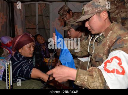 o(150428) -- GYIRONG, 28. April 2015 -- nepalesische Frauen werden in einem Tierheim in der vom Beben betroffenen Stadt Gyirong, südwestchinesische Autonome Region Tibet, 28. April 2015, medizinisch untersucht. Mehr als 250 Nepalesen, die in der Nähe der Stadt Gyirong arbeiteten, wurden nach dem Erdbeben am Samstag in provisorische Unterkünfte verlegt. (wyo) CHINA-TIBET-GYIRONG-NEPALESE-RELIEF (CN) LiuxDongjun PUBLICATIONxNOTxINxCHN O Gyirong April 28 2015 nepalesische Frauen erhalten medizinische Untersuchung in einem Shelter in der von Beben betroffenen Stadt Gyirong im Südwesten Chinas S Tibet Autonome Region April 28 2015 mehr als 250 Nepalesen arbeiten in der Nähe von Gyirong Town W Stockfoto