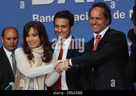Die argentinische Präsidentin Cristina Fernandez de Kirchner (2. L) nimmt am 28. April 2015 an der Einweihungszeremonie des Neubaus der Nationalbank für kontrollierte Materialien und des nationalen Waffenregisters in Buenos Aires Teil. Jose Romero/) (rtg) ARGENTINA-BUENOS AIRES-POLITICS-FERNANDEZ TELAM PUBLICATIONxNOTxINxCHN Argentiniens Präsidentin Cristina Fernandez de Kirchner 2. L nimmt AM 28 2015. April an der Einweihungszeremonie des Neubaus der Nationalbank für kontrolliertes Material und des nationalen Waffenregisters in Buenos Aires Teil Stockfoto