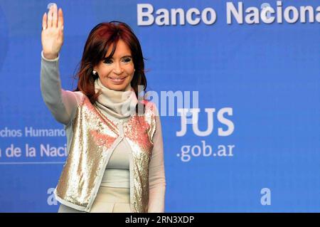 Die argentinische Präsidentin Cristina Fernandez de Kirchner weht bei ihrer Ankunft bei der Einweihungszeremonie des Neubaus der Nationalbank für kontrollierte Materialien und des Nationalen Waffenregisters in Buenos Aires, Argentinien, am 28. April 2015. Jose Romero/) (rtg) ARGENTINA-BUENOS AIRES-POLITICS-FERNANDEZ TELAM PUBLICATIONxNOTxINxCHN Argentiniens Präsidentin Cristina Fernandez de Kirchner weht BEI ihrer Ankunft BEI der Einweihungszeremonie des Neubaus der Nationalbank für kontrolliertes Material und des nationalen Waffenregisters in Buenos Aires Argentinien AM 28 2015. April Jose Stockfoto