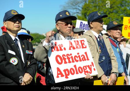 (150428) -- WASHINGTON D.C., 28. April 2015 -- Dutzende Demonstranten schreien Parolen vor dem Capitol Hill, während der japanische Premierminister Shinzo Abe am 28. April 2015 das Weiße Haus in Washington D.C. besucht. Fast 200 Menschen hielten Zeichen und brüllten Parolen in einem Protest gegen Abes Umgang mit historischen Themen und forderten den japanischen Führer auf, sich unmissverständlich für die Kriegsverbrechen seines Landes hier am Dienstag zu entschuldigen. ) US-WASHINGTON D.C.-JAPAN-ABE-PROTEST BaoxDandan PUBLICATIONxNOTxINxCHN Washington D C April 28 2015 Dutzende von Demonstranten schreien Slogans vor der Front Stockfoto