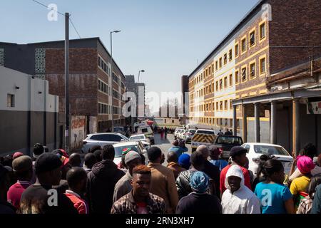 Johannesburg, Südafrika. August 2023 31. Menschen versammeln sich in der Nähe eines Gebäudebrandes in Johannesburg, Südafrika, 31. August 2023. Die Zahl der Todesopfer, die durch einen Gebäudebrand im Stadtzentrum von Johannesburg verursacht wurden, ist auf 73 gestiegen, sagte ein Beamter am Donnerstag. Quelle: Yeshiel Panchia/Xinhua/Alamy Live News Stockfoto