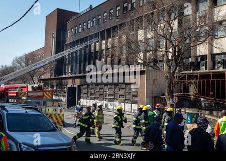 Johannesburg, Südafrika. August 2023 31. Feuerwehrleute arbeiten am Standort eines Gebäudebrandes in Johannesburg, Südafrika, 31. August 2023. Die Zahl der Todesopfer, die durch einen Gebäudebrand im Stadtzentrum von Johannesburg verursacht wurden, ist auf 73 gestiegen, sagte ein Beamter am Donnerstag. Quelle: Yeshiel Panchia/Xinhua/Alamy Live News Stockfoto