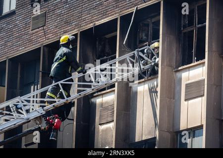 Johannesburg, Südafrika. August 2023 31. Feuerwehrleute arbeiten am Standort eines Gebäudebrandes in Johannesburg, Südafrika, 31. August 2023. Die Zahl der Todesopfer, die durch einen Gebäudebrand im Stadtzentrum von Johannesburg verursacht wurden, ist auf 73 gestiegen, sagte ein Beamter am Donnerstag. Quelle: Yeshiel Panchia/Xinhua/Alamy Live News Stockfoto