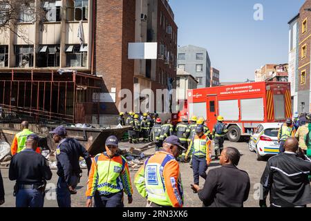 Johannesburg. August 2023 31. Dieses Foto, das am 31. August 2023 aufgenommen wurde, zeigt den Standort eines Gebäudebrandes in Johannesburg, Südafrika. Die Zahl der Todesopfer, die durch einen Gebäudebrand im Stadtzentrum von Johannesburg verursacht wurden, ist auf 73 gestiegen, sagte ein Beamter am Donnerstag. Quelle: Yeshiel Panchia/Xinhua/Alamy Live News Stockfoto