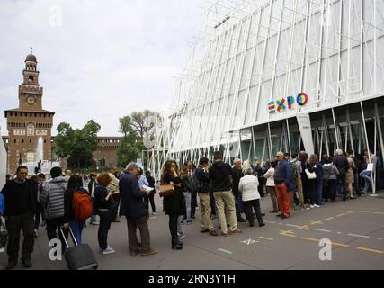 (150429) -- MAILAND, 29. April 2015 -- Menschen Schlange für Tickets für die Mailand Expo in Mailand, Italien, am 29. April 2015. Die Mailänder Expo mit dem Thema Feeding the Planet, Energy for Life wird am 1. Mai eröffnet und dauert bis zum 31. Oktober. ) ITALIEN-MAILAND-UNIVERSELLE AUSSTELLUNG YexPingfan PUBLICATIONxNOTxINxCHN Mailand April 29 2015 Prominente Warteschlange für Tickets für die Mailand EXPO in Mailand Italien AM 29 2015. April die Mailand EXPO mit dem Thema Feeding the Planet Energy for Life wird AM 1. Mai eröffnet und bis zum 31. Oktober geladen Italien Mailand Universal Exposure YexPingfan PUBLICATIONxNOTxINxCHN Stockfoto