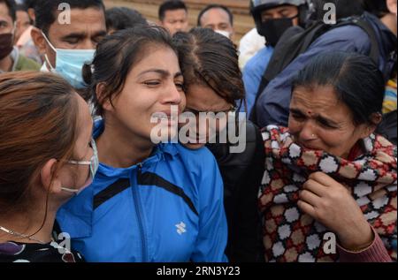 (150429) -- KATHMANDU, 29. April 2015 -- Verwandte trauern während der Beerdigungen der Erdbebenopfer in Kathmandu, Nepal, 29. April 2015. Das Beben der Stärke 7,9 traf Nepal am Samstag Mittag. Die Zahl der Todesopfer durch das starke Erdbeben ist auf 5.057 angestiegen und insgesamt wurden 10.915 weitere verletzt. ) (Djj) NEPAL-KATHMANDU-EARTHQUAKE-FUNERAL QinxQing PUBLICATIONxNOTxINxCHN Kathmandu April 29 2015 Verwandte Morne bei den Beerdigungen der Erdbebenopfer in Kathmandu Nepal April 29 2015 die 7 9 Magnitude Quake traf Nepal AM Samstag Mittag die Todesopfer des starken Erdbebens Stockfoto