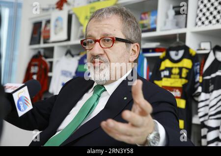 (150429) -- MAILAND, 29. April 2015 -- Roberto Maroni, Präsident der Lombardei Region Italien, erhält ein exklusives Interview mit Xinhua in Mailand, Italien, 29. April 2015. Mehr chinesische Investoren sollten in die Lombardei kommen, sie sind willkommen, es gibt viele Möglichkeiten in der Region und wir werden sie während der Expo zeigen, sagte Roberto Maroni, Präsident der Lombardei. ) ITALIEN-LOMBARDEI-MARONI-INTERVIEW YexPingfan PUBLICATIONxNOTxINxCHN Mailand April 29 2015 Roberto Maroni Präsident der lombardei Region Italien erhält zum exklusiven Interview mit XINHUA in Mailand Italien April 29 2015 mehr Chi Stockfoto