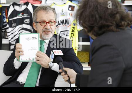 (150429) -- MAILAND, 29. April 2015 -- Roberto Maroni, Präsident der Lombardei Region Italien, erhält ein exklusives Interview mit Xinhua in Mailand, Italien, 29. April 2015. Mehr chinesische Investoren sollten in die Lombardei kommen, sie sind willkommen, es gibt viele Möglichkeiten in der Region und wir werden sie während der Expo zeigen, sagte Roberto Maroni, Präsident der Lombardei. ) ITALIEN-LOMBARDEI-MARONI-INTERVIEW YexPingfan PUBLICATIONxNOTxINxCHN Mailand April 29 2015 Roberto Maroni Präsident der lombardei Region Italien erhält zum exklusiven Interview mit XINHUA in Mailand Italien April 29 2015 mehr Chi Stockfoto