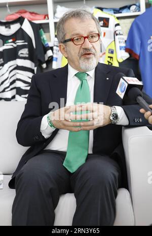 (150429) -- MAILAND, 29. April 2015 -- Roberto Maroni, Präsident der Lombardei Region Italien, erhält ein exklusives Interview mit Xinhua in Mailand, Italien, 29. April 2015. Mehr chinesische Investoren sollten in die Lombardei kommen, sie sind willkommen, es gibt viele Möglichkeiten in der Region und wir werden sie während der Expo zeigen, sagte Roberto Maroni, Präsident der Lombardei. ) ITALIEN-LOMBARDEI-MARONI-INTERVIEW YexPingfan PUBLICATIONxNOTxINxCHN Mailand April 29 2015 Roberto Maroni Präsident der lombardei Region Italien erhält zum exklusiven Interview mit XINHUA in Mailand Italien April 29 2015 mehr Chi Stockfoto