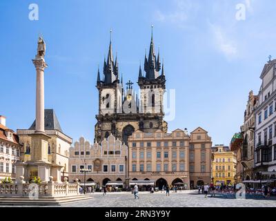 Prag, Tschechische Republik - 27. Juni 2022: Sonniger Blick auf die Mariensäule und die Kirche der Gottesmutter vor Týn, Altstädter Platz, Prag Stockfoto