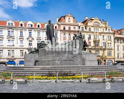 Auf der Bronzeskulptur, die dem Märtyrer Jan Hus gewidmet ist, wird er allein stehend dargestellt, als ob er der Kirche auf dem Platz trotze. Stockfoto