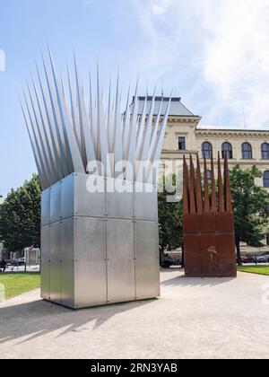 Prag, Tschechien - 27. Juni 2022: Zwei Metallskulpturen von John Hejduk, die dem Kriegsprotestierenden Jan Palach gewidmet sind. Stockfoto