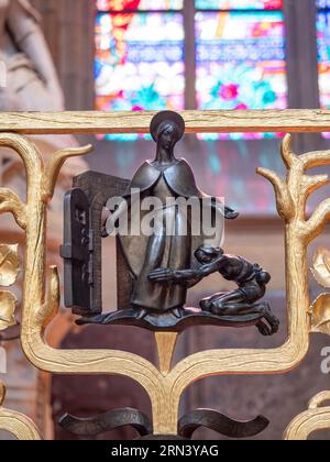 Detail der Skulptur von St. Ludmila am kunstvollen Tor zur St. Ludmila-Kapelle in der Veitskirche in Prag. Sie zeigt, wie sie den Armen gibt. Stockfoto