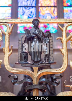 Detail der Metallskulptur der Hl. Ludmila am Tor zu ihrer Kapelle in der Veitskirche. Sie zeigt, wie sie ihren Enkel Wenceslaus I. unterrichtet Stockfoto