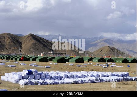 (150430) -- XIGAZE, 30. April 2015 -- Foto aufgenommen am 30. April 2015 zeigt eine Siedlung in einer Industriezone in Xigaze, der südwestchinesischen Autonomen Region Tibet. In der Siedlung wurden insgesamt 3.500 provisorische Zelte gebaut, die mehr als 1,0000 Erdbebenopfer beherbergen können. ) (Yxb) CHINA-XIGAZE-NEPAL EARTHQUAKE-SETTLEMENTS (CN) WenxTao PUBLICATIONxNOTxINxCHN Xigaze April 30 2015 Foto aufgenommen AM April 30 2015 zeigt eine Siedlung in der Industriezone in Xigaze Südwestchina S Tibet Autonomous Region insgesamt wurden 3 500 provisorische Zelte in der Siedlung gebaut, die Mor halten KANN Stockfoto