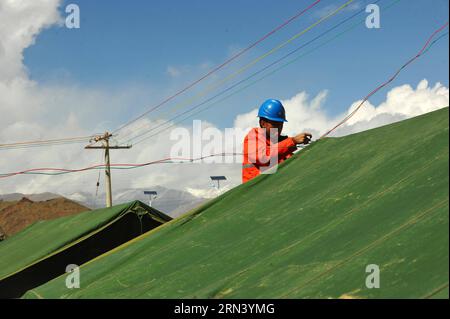 (150430) -- XIGAZE, 30. April 2015 -- ein Elektriker arbeitet in einer Siedlung in einer Industriezone in Xigaze, Südwestchinas autonome Region Tibet, 30. April 2015. In der Siedlung wurden insgesamt 3.500 provisorische Zelte gebaut, die mehr als 1,0000 Erdbebenopfer beherbergen können. ) (Yxb) CHINA-XIGAZE-NEPAL EARTHQUAKE-SETTLEMENTS (CN) WenxTao PUBLICATIONxNOTxINxCHN Xigaze April 30 2015 an Elektriker arbeitet in einer Siedlung in der Industriezone in Xigaze Südwestchina S Tibet Autonomous Region April 30 2015 in der Siedlung CAN H wurden insgesamt 3 500 provisorische Zelte gebaut Stockfoto