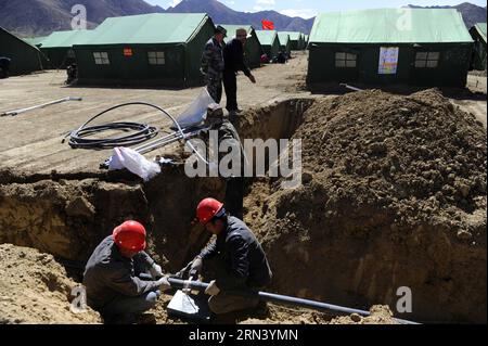 (150430) -- XIGAZE, 30. April 2015 -- Arbeiter legen Wasserleitungen in einer Siedlung in einer Industriezone in Xigaze, Südwestchinas Autonome Region Tibet, 30. April 2015. In der Siedlung wurden insgesamt 3.500 provisorische Zelte gebaut, die mehr als 1,0000 Erdbebenopfer beherbergen können. ) (Yxb) CHINA-XIGAZE-NEPAL EARTHQUAKE-SETTLEMENTS (CN) WenxTao PUBLICATIONxNOTxINxCHN Xigaze im April 30 2015 Arbeiter legten Wasserleitungen in einer Siedlung in der Industriezone in Xigaze im Südwesten Chinas, der Autonomen Region Tibet, ab April 30 2015 wurden insgesamt 3 500 provisorische Zelte gebaut Stockfoto