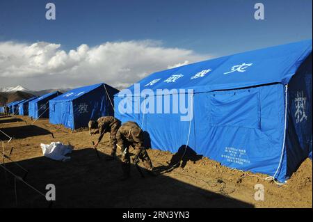 (150430) -- XIGAZE, 30. April 2015 -- Soldaten verstärken Zelte in einer Siedlung in einer Industriezone in Xigaze, Südwestchinas autonome Region Tibet, 30. April 2015. In der Siedlung wurden insgesamt 3.500 provisorische Zelte gebaut, die mehr als 1,0000 Erdbebenopfer beherbergen können. ) (Yxb) CHINA-XIGAZE-NEPAL ERDBEBENSIEDLUNGEN (CN) WenxTao PUBLICATIONxNOTxINxCHN Xigaze April 30 2015 Soldaten verstärken Zelte in einer Siedlung in der Industriezone in Xigaze Südwestchina S Tibet Autonome Region April 30 2015 insgesamt wurden 3 500 provisorische Zelte im Siedlungsgebiet WHI gebaut Stockfoto