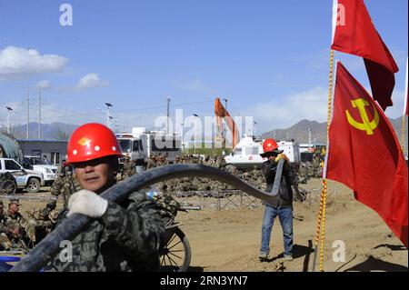 (150430) -- XIGAZE, 30. April 2015 -- Arbeiter legen Pipelines in einer Siedlung in einer Industriezone in Xigaze, Südwestchinas autonome Region Tibet, 30. April 2015. In der Siedlung wurden insgesamt 3.500 provisorische Zelte gebaut, die mehr als 1,0000 Erdbebenopfer beherbergen können. ) (Yxb) CHINA-XIGAZE-NEPAL EARTHQUAKE-SETTLEMENTS (CN) WenxTao PUBLICATIONxNOTxINxCHN Xigaze April 30 2015 Arbeiter legten Pipelines in einer Siedlung in der Industriezone in Xigaze Südwestchina S Tibet Autonomous Region April 30 2015 in der Siedlung wurden insgesamt 3 500 provisorische Zelte gebaut Stockfoto