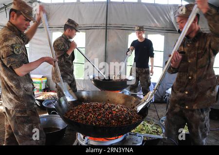 (150430) -- XIGAZE, 30. April 2015 -- Soldaten bereiten Abendessen für die Menschen einer Siedlung in einer Industriezone in Xigaze, Südwestchinas autonome Region Tibet, 30. April 2015 vor. In der Siedlung wurden insgesamt 3.500 provisorische Zelte gebaut, die mehr als 1,0000 Erdbebenopfer beherbergen können. ) (Yxb) CHINA-XIGAZE-NEPAL EARTHQUAKE-SETTLEMENTS (CN) WenxTao PUBLICATIONxNOTxINxCHN Xigaze im April 30 2015 Soldaten bereiten das Abendmahl für die Prominenten einer Siedlung in der Industriezone in Xigaze im Südwesten Chinas, der Autonomen Region Tibet, im April 30 2015 auf insgesamt 3 500 provisorische Zelte vor Stockfoto