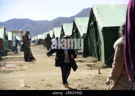 (150430) -- XIGAZE, 30. April 2015 -- Ein Junge läuft in einer Siedlung in einer Industriezone in Xigaze, Südwestchinas autonome Tibet-Region, 30. April 2015. In der Siedlung wurden insgesamt 3.500 provisorische Zelte gebaut, die mehr als 1,0000 Erdbebenopfer beherbergen können. ) (Yxb) CHINA-XIGAZE-NEPAL EARTHQUAKE-SETTLEMENTS (CN) WenxTao PUBLICATIONxNOTxINxCHN Xigaze April 30 2015 ein Junge läuft in einer Siedlung in der Industriezone in Xigaze Südwestchina S Tibet Autonomous Region April 30 2015 insgesamt wurden 3 500 provisorische Zelte in der Siedlung gebaut, die mehr als 1 0000 halten KANN Stockfoto