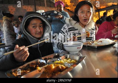 (150430) -- XIGAZE, 30. April 2015 -- Menschen essen in einem temporären Restaurant in einer Siedlung in einer Industriezone in Xigaze, Südwestchinas autonome Region Tibet, 30. April 2015. In der Siedlung wurden insgesamt 3.500 provisorische Zelte gebaut, die mehr als 1,0000 Erdbebenopfer beherbergen können. ) (Yxb) CHINA-XIGAZE-NEPAL EARTHQUAKE-SETTLEMENTS (CN) WenxTao PUBLICATIONxNOTxINxCHN Xigaze IM April 30 2015 Prominente essen in einem temporären Restaurant in einer Siedlung in der Industriezone in Xigaze im Südwesten Chinas S Tibet Autonome Region April 30 2015 insgesamt 500 Makk Stockfoto