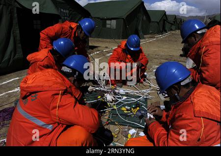 (150430) -- XIGAZE, 30. April 2015 -- Elektriker arbeiten in einer Siedlung in einer Industriezone in Xigaze, Südwestchinas autonome Region Tibet, 30. April 2015. In der Siedlung wurden insgesamt 3.500 provisorische Zelte gebaut, die mehr als 1,0000 Erdbebenopfer beherbergen können. ) (Yxb) CHINA-XIGAZE-NEPAL EARTHQUAKE-SETTLEMENTS (CN) WenxTao PUBLICATIONxNOTxINxCHN Xigaze April 30 2015 Elektriker arbeiten AN einer Siedlung in der Industriezone in Xigaze Südwestchina S Tibet Autonome Region April 30 2015 in der Siedlung CAN Hold Mo wurden insgesamt 3 500 provisorische Zelte gebaut Stockfoto