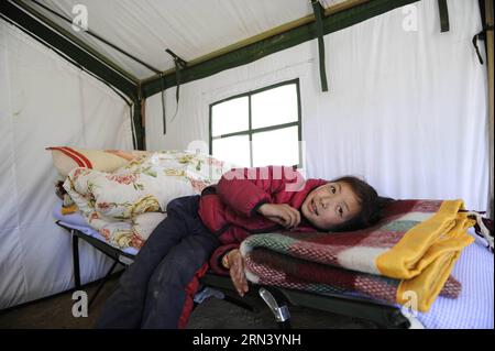 (150430) -- XIGAZE, 30. April 2015 -- Ein Mädchen spielt auf dem Bett in einem provisorischen Zelt in einer Siedlung in einer Industriezone in Xigaze, Südwestchinas autonome Region Tibet, 30. April 2015. In der Siedlung wurden insgesamt 3.500 provisorische Zelte gebaut, die mehr als 1,0000 Erdbebenopfer beherbergen können. ) (Yxb) CHINA-XIGAZE-NEPAL EARTHQUAKE-SETTLEMENTS (CN) WenxTao PUBLICATIONxNOTxINxCHN Xigaze April 30 2015 ein Mädchen SPIELT AUF dem Bett in einem provisorischen Zelt in einer Siedlung in der Industriezone in Xigaze im Südwesten Chinas, der Autonomen Region Tibet, im April 30 2015 insgesamt 3 500 Behelfsarbeit Stockfoto