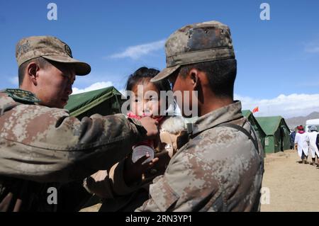 (150430) -- XIGAZE, 30. April 2015 -- Soldaten helfen einem Mädchen, in einer Siedlung in einer Industriezone in Xigaze, Südwestchinas autonomer Region Tibet, zu trinken, 30. April 2015. In der Siedlung wurden insgesamt 3.500 provisorische Zelte gebaut, die mehr als 1,0000 Erdbebenopfer beherbergen können. ) (Yxb) CHINA-XIGAZE-NEPAL EARTHQUAKE-SETTLEMENTS (CN) WenxTao PUBLICATIONxNOTxINxCHN Xigaze April 30 2015 Soldaten helfen einem Mädchen beim Trinken in einer Siedlung in der Industriezone Xigaze im Südwesten Chinas S Tibet Autonomous Region April 30 2015 wurden insgesamt 3 500 provisorische Zelte IM Sett gebaut Stockfoto