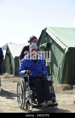 (150430) -- XIGAZE, 30. April 2015 -- Eine Frau schiebt einen Rollstuhl für einen alten Mann in einer Siedlung in einer Industriezone in Xigaze, Südwestchinas autonome Region Tibet, 30. April 2015. In der Siedlung wurden insgesamt 3.500 provisorische Zelte gebaut, die mehr als 1,0000 Erdbebenopfer beherbergen können. ) (Yxb) CHINA-XIGAZE-NEPAL EARTHQUAKE-SETTLEMENTS (CN) WenxTao PUBLICATIONxNOTxINxCHN Xigaze April 30 2015 eine Frau schiebt einen Rollstuhl für den alten Mann in einer Siedlung in der Industriezone in Xigaze Südwestchina S Tibet Autonome Region April 30 2015 insgesamt 3 500 provisorische Te Stockfoto