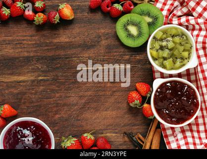 Marmelade aus verschiedenen Beeren Stockfoto