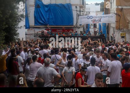 Valencia, Spanien. 30. August 2023. Dutzende von La Tomatina-Teilnehmern werfen Tomaten, während ein Organisations-Truck vorbeifährt, von dem aus sie auch Tomaten an die Öffentlichkeit während der Tomatina-Party werfen. Ein weiteres Jahr, wie jeden letzten Mittwoch des Monats August, wurde La Tomatina in der valencianischen Stadt Buñol in Spanien gefeiert. Ein fest, das seit mehr als 50 Jahren stattfindet und an eine Meinungsverschiedenheit zwischen den Landwirten erinnert, die mit einem Tomatenkampf endete und das traditionelle Festival begründete. Quelle: SOPA Images Limited/Alamy Live News Stockfoto