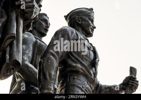 WASHINGTON DC, USA – Nahaufnahme der zentralen Pfadfinderfigur im Boy Scout Memorial im President's Park. Die Bronze-Figur repräsentiert die Jugend im Pfadfinderteam und symbolisiert die Pfadfinderinnen, Pfadfinderinnen und Entdecker, die in die Zukunft schreiten. Diese Figur wurde vom Bildhauer Donald de Lue geschaffen und steht in der Mitte der 1964 geweihten dreistelligen Gedenkgruppe. Stockfoto