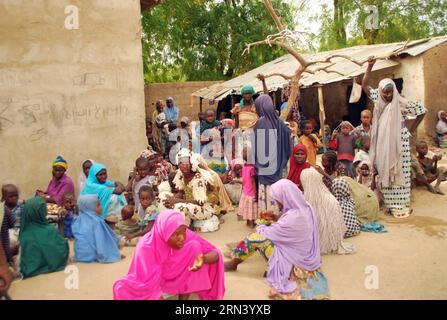 (150430) -- SAMBISA, 30. April 2015 -- einige der von den nigerianischen Truppen geretteten Geiseln werden in einem Lager im Sambisa-Wald im Nordosten Nigerias am 30. April 2015 gesehen. Bis zu 300 nicht identifizierte Weibchen wurden von nigerianischen Truppen im restiven Nordosten Sambisas-Wald nach einer gewagten und präzisen Operation gerettet, sagte ein Militärsprecher am Dienstag. NIGERIA-SAMBISA-GEISELN-RETTUNG wagen PUBLICATIONxNOTxINxCHN April 30 2015 einige der von den nigerianischen Truppen geretteten Geiseln sind Seen IN einem Camp im Wald im Nordosten Nigerias April 30 2015 bis zu 300 nicht identifizierte Frauen wurden gerettet Stockfoto