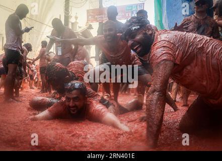 Valencia, Spanien. 30. August 2023. Eine Gruppe von Touristen füllt sich während des Tomatina Festivals mit zerstoßenen Tomaten. Ein weiteres Jahr, wie jeden letzten Mittwoch des Monats August, wurde La Tomatina in der valencianischen Stadt Buñol in Spanien gefeiert. Ein fest, das seit mehr als 50 Jahren stattfindet und an eine Meinungsverschiedenheit zwischen den Landwirten erinnert, die mit einem Tomatenkampf endete und das traditionelle Festival begründete. Quelle: SOPA Images Limited/Alamy Live News Stockfoto