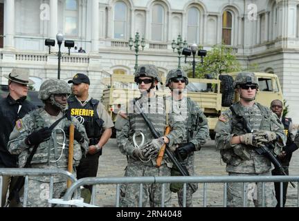 (150501) -- BALTIMORE, 1. Mai 2015 -- National Guards and Police Officers Stand vor dem Rathaus, um eine Kundgebung gegen den Tod von Freddy Gray vor dem Rathaus in Baltimore, Maryland, den Vereinigten Staaten zu beobachten, 30. April 2015. )(azp) US-BALTIMORE-PROTEST Baoxdandan PUBLICATIONxNOTxINxCHN BALTIMORE 1. Mai 2015 nationale Garde und Polizeibeamte stehen vor dem Rathaus, um eine Demonstration gegen den Tod von Freddy Gray vor dem Rathaus in Baltimore Maryland zu verfolgen die Vereinigten Staaten April 30 2015 EGP U.S. Baltimore Protest baoxdandan PUBLxCHINN Stockfoto