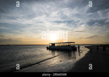 CAPERS ISLAND, South Carolina – Ein ruhiger Blick auf die unberührte Küste von Capers Island, einer der wenigen unerschlossenen Barriereinseln entlang der Küste von South Carolina. Die Insel ist für ihre natürliche Schönheit bekannt und bietet Besuchern einen seltenen Einblick in die unberührte Küstenlandschaft der Region. Stockfoto