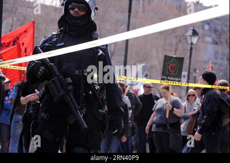 POLITIK Demonstration gegen Sparmaßnahmen in Kanada (150501) -- MONTREAL, 1. Mai 2015 -- Ein Polizist wacht während der Demonstration gegen die Sparmaßnahmen der lokalen Regierung in Montreal, Kanada, 1. Mai 2015, dem Internationalen Tag der Arbeiter. ) KANADA-MONTREAL-MAI-TAG-PROTEST KadrixMohamed PUBLICATIONxNOTxINxCHN Politik Demonstration gegen Rettungsmaßnahmen in Kanada Montréal 1. Mai 2015 ein Polizist steht während der Demonstration gegen die Sparmaßnahmen der lokalen Regierung in Montréal 1. Mai 2015 der Internationale TAG der Arbeiter Kanada Montréal Mai-Protest Stockfoto