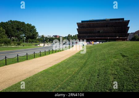 WASHINGTON, DC, USA – das Smithsonian National Museum of African American History and Culture (NMAAHC) steht kurz vor der Fertigstellung in der National Mall. Die markante bronzefarbene, dreistöckige Struktur hebt sich von der klassischen Architektur der umliegenden Gebäude ab und markiert eine bedeutende Ergänzung der Smithsonian Institution und der Kulturlandschaft der Hauptstadt des Landes. Stockfoto