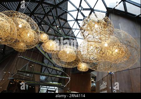 (150501) -- MAILAND, 1. Mai 2015 -- Foto aufgenommen am 1. Mai 2015 zeigt eine Lichtergruppe im Belgischen Pavillon auf der Mailänder Expo 2015 in Mailand, Italien. Die Mailänder Expo wird bis Oktober 31 stattfinden und wird voraussichtlich mehr als 20 Millionen Besucher anziehen. ) ITALIEN-MAILAND-EXPO YexPingfan PUBLICATIONxNOTxINxCHN Mailand Mai 1 2015 Foto aufgenommen AM 1. Mai 2015 zeigt eine Lichtergruppe IM belgischen Pavillon AUF der Mailänder EXPO 2015 in Mailand Italien die Mailänder EXPO läuft bis Oktober 31 und WIRD voraussichtlich mehr als 20 Millionen Besucher anziehen Italien Mailand EXPO YexPingfan PUBLICATIONxNOTxINxCHN Stockfoto