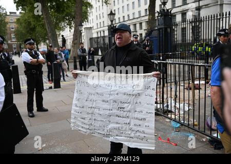 Downing Street, London, Großbritannien. August 2023 31. Etwa 50 Polizeibeamte räumten das Protestgebiet, das ein Jahr lang außerhalb der Downing Street errichtet worden war. Das gesamte Personal, der Tisch und der Stuhl des Tierheims und drei Hühner wurden in einen Van geladen. Kredit: Siehe Li/Picture Capital/Alamy Live News Stockfoto