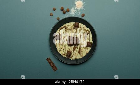 kinder Bueno Schokoladen-Käsekuchen und Vanille-Dessert Stockfoto