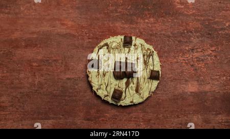 kinder Bueno Schokoladen-Käsekuchen und Vanille-Dessert Stockfoto