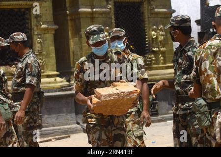 (150502) -- KATHMANDU, 2. Mai 2015 -- Mitarbeiter der nepalesischen Armee räumen die Trümmer nach einem massiven Erdbeben in Kathmandu, Nepal, 2. Mai 2015. Die Zahl der Todesopfer des schweren Erdbebens vom vergangenen Samstag in Nepal erreichte 6.659 und insgesamt 14.062 weitere wurden verletzt, sagte das heimatministerium des Landes am Samstag. ) NEPAL-KATHMANDU-ERDBEBEN-NACHWIRKUNGEN SunilxSharma PUBLICATIONxNOTxINxCHN Kathmandu 2. Mai 2015 Mitarbeiter der nepalesischen Armee räumen den Schutt nach einem massiven Erdbeben in Kathmandu Nepal 2. Mai 2015 die Todesopfer von Load Samstag S starkes Erdbeben in Nepal erreichte 6 und insgesamt 14 weitere Stockfoto